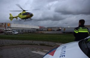 Traumahelikopter voor medische noodsituatie Groenelaan Schiedam