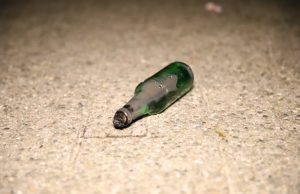 Onbekende(n) proberen auto in brand te steken met molotov cocktail Elsje van Houwelingenstraat Delft