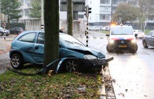 Auto klapt op boom Vivaldilaan Schiedam