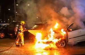 Auto zwaarbeschadigd na brand Groenoordstraat Schiedam