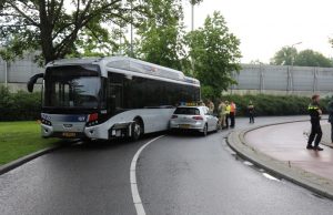 Leswagen botst in bocht met RET-bus Kedichemstraat Rotterdam