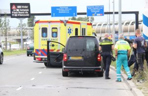 Aanrijding tussen een auto en een vrachtwagen op Vijfsluizen Vlaardingerdijk Vlaardingen / Schiedam