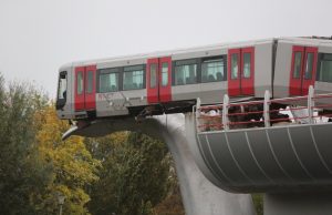 Metro schiet door stootblok en bungelt meters boven de grond Componistenpad Spijkenisse