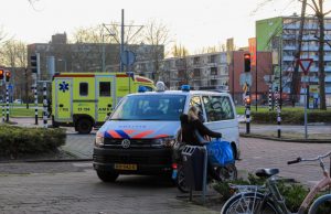 Scooterrijder rijdt tegen voetganger op Hof van Spaland Schiedam