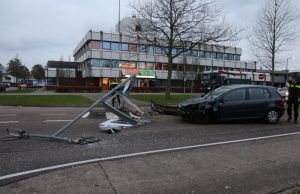 Automobiliste ramt lantaarnpaal ‘s-Gravelandseweg Schiedam