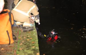 Brandweerduikers halen sleutel uit Delftse gracht Koornmarkt Delft