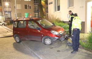 Bestuurder parkeert auto in bossage en vlucht Bellamystraat Den Haag