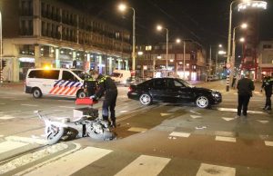Maaltijdbezorger vlucht na aanrijding Vaillantlaan Den Haag