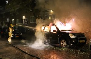 Auto uitgebrand in Delft, vermoedelijk brandstichting Van der Lelijstraat Delft