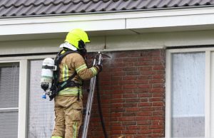 Brand in spouwmuur lastig te bestrijden Burg. Noletlaan Rotterdam