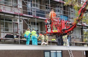 Man zakt door bouwsteiger Burgemeester van Haarenlaan Schiedam