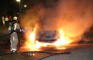 Auto in brand gestoken Schoorlaan Leidschendam