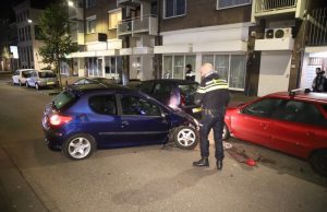 Bestuurder aangehouden na rammen geparkeerde auto Amsterdamse Veerkade Den Haag