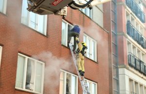 Brandweer redt mensen uit brandende woning van Ostadestraat Den Haag