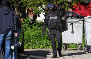 Team bijzondere bijstand doet instap in flat Zwaluwenlaan Vlaardingen