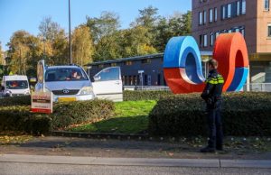 Auto belandt bovenop bosjes op rotonde Lepelaarsingel Vlaardingen