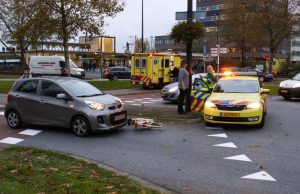 Verkeerschaos na aanrijding auto vs fiets Mr. L.A. Kesperweg Vlaardingen