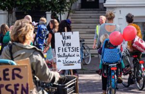 Lawaaiprotest in Weimarstraat tegen overlast Den Haag