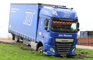 Vrachtwagen rijdt zich vast in berm Zwetkade Zuid Wateringen