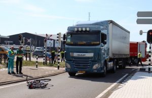 Fietser zwaargewond na aanrijding met vrachtwagen Botlekweg Botlek