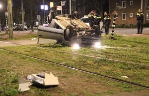 Auto belandt op z’n dak op trambaan Melis Stokelaan Den Haag