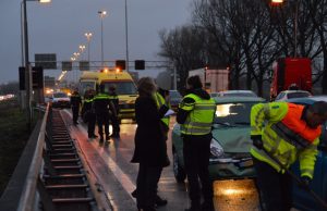 Schade bij ongeval tussen meerdere voertuigen A20 Maasland