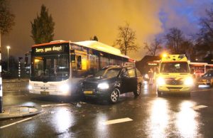 Auto klapt op lijnbus Erasmusweg Den Haag