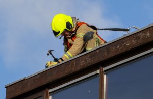 Dakbedekking van dakkapel waait los Chrysantstraat Vlaardingen