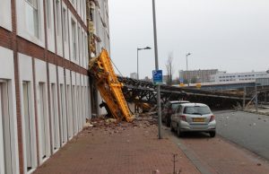 Ravage na omvallen heistelling tegen woningen Sumatraweg Rotterdam