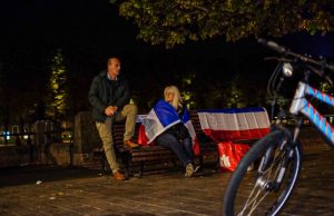Nachtelijke mini demonstratie van Viruswaanzin bij Binnenhof Den Haag