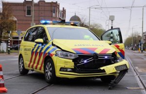 Ambulancevoertuig betrokken bij aanrijding Schenkkade Den Haag