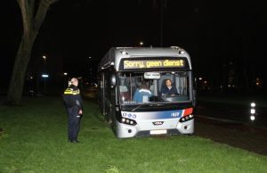 Bus probeert om auto te rijden en komt vast te zitten Dillenburgsingel Vlaardingen