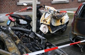 3 auto’s, 2 scooters en woning beschadigd door brand Taandersstraat Rotterdam