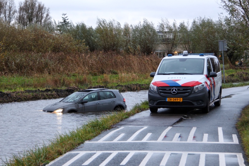 Auto raakt te water Woudweg Vlaardingen / Schiedam - district8.net