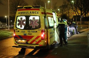 Persoon uit het water gehaald Aan Het Verlaat Delft