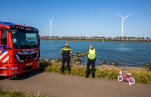 Grote zoekactie na achterlaten kinderfietsjes langs waterkant – Noordzeeweg Rozenburg