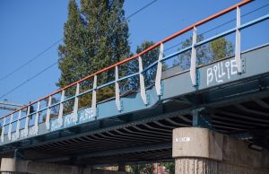 Treinverkeer gestremd nadat vrachtwagen viaduct ramt Binckhorstlaan Den Haag