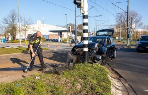 Auto knalt tegen paal Nieuwe Damlaan Schiedam