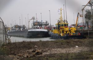 Binnenvaartschip dreigt te kapseizen Vondelingenweg Rotterdam