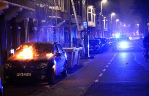 Geparkeerde auto zwaar beschadigd na brand Weteringkade Den Haag