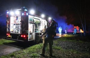 Gedumpt voertuig volledig in de brand Derde Wereldpad Delft