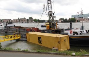 Containers dobberen in de Maas Maasboulevard Rotterdam