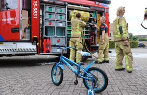 Brandweer rukt uit na aantreffen kinderfiets in sloot Tempelbalk Wateringen