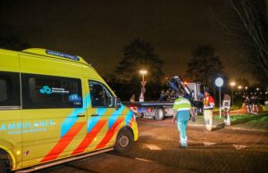 Man springt sloot in om te water geraakte vrouw in scootmobiel te redden Harreweg Schiedam