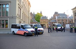 Boze boeren verzamelen met hun trekkers rondom het Binnenhof in Den Haag
