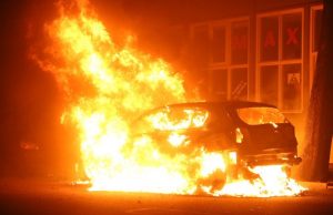 Geparkeerde auto’s gaan volledig in vlammen op Orionstraat Den Haag