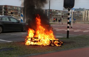 Motor gaat volledig in vlammen op Nieuwe Gracht Delft