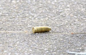 Kogelgaten in pand na beschieting Spoorsingel Vlaardingen