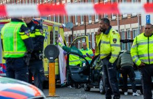 Motorrijder op de vlucht crasht tegen auto Putselaan Rotterdam