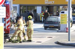 Auto in brand onder luifel van tankstation, omstanders voorkomen erger Vrijenbanselaan Rijswijk